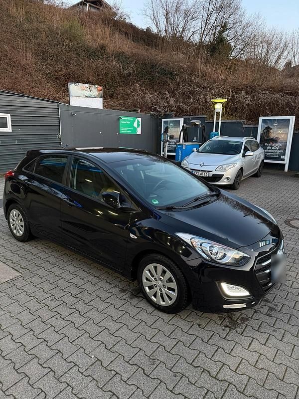 Gebraucht Hyundai i30 100 PS (73 kW) 2016 Schwarz Kleinwagen