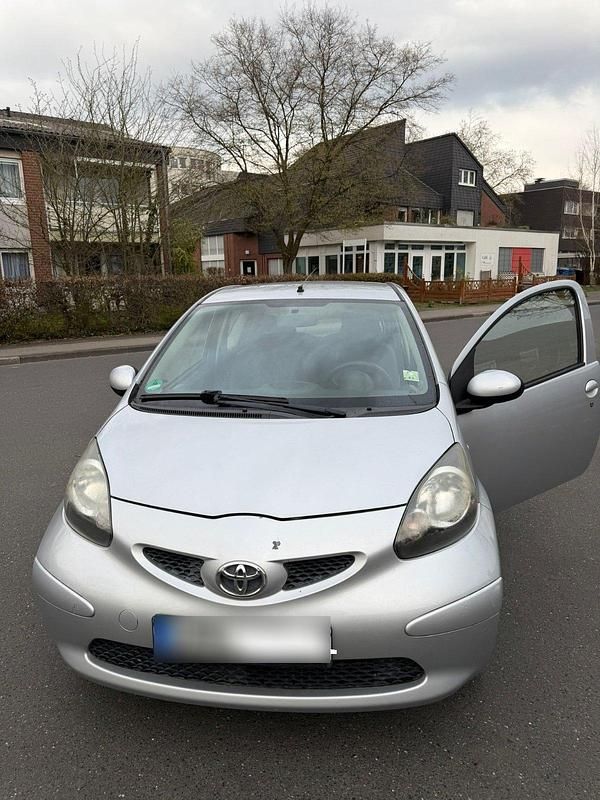 Gebraucht Toyota Aygo 68 PS (50 kW) 2006 Silber Kleinwagen