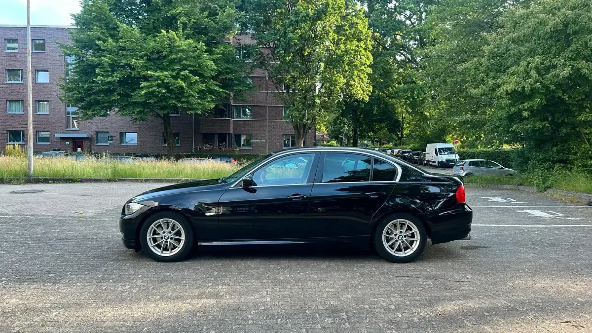 Gebraucht BMW 325 Basis 218 PS (160 kW) 2011 Schwarz Limousine