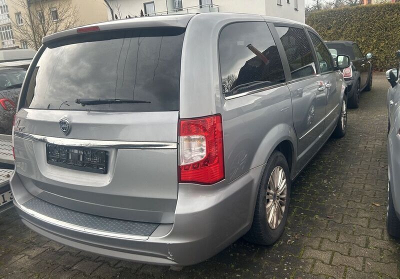 Gebraucht Lancia Voyager 177 PS (130 kW) 2014 Silber Van / Kleinbus