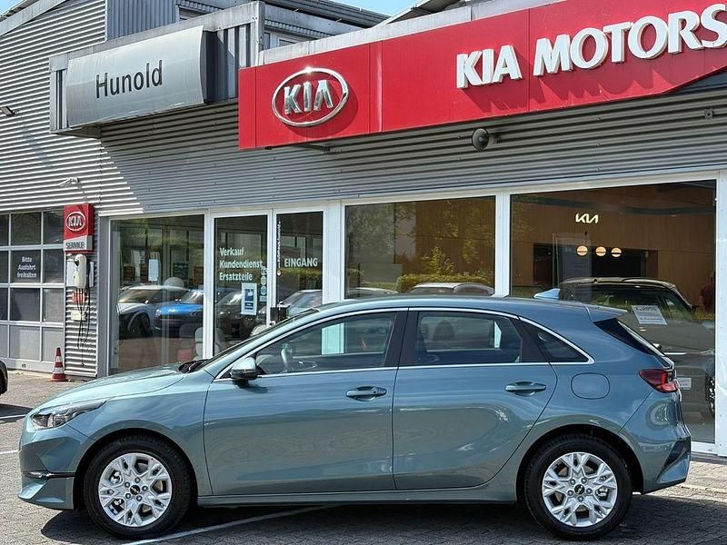Neu Kia Ceed 140 PS (102 kW) 2025 Grau Kleinwagen