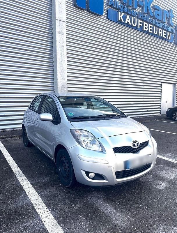 Gebraucht Toyota Yaris 69 PS (50 kW) 2011 Silber Kleinwagen