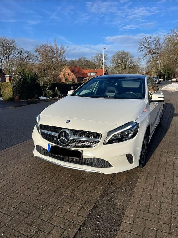 Weiß Gebraucht 2016 Mercedes A180 Urban Limousine | 11.900 € (Fairer Preis) - Bild 1/4