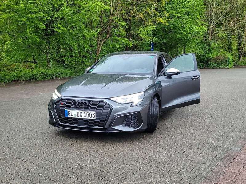 Grau Gebraucht 2023 Audi S3 Limousine | 47.388 € (Etwas zu teuer) - Bild 1/4