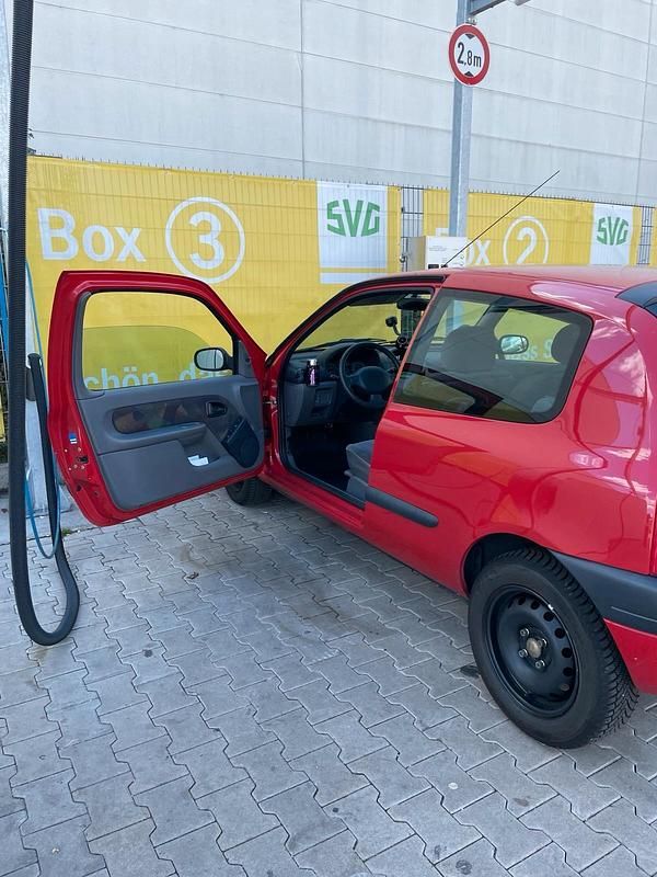 Rot Gebraucht 2000 Renault Clio II Limousine | 1.750 € - Bild 1/4