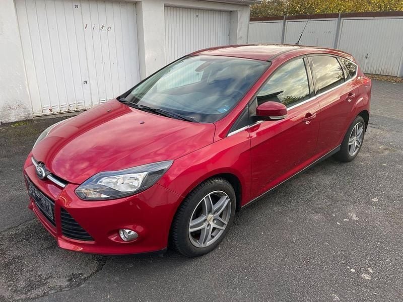 Rot Gebraucht 2012 Ford Focus S Limousine | 8.700 € (Fairer Preis) - Bild 1/4
