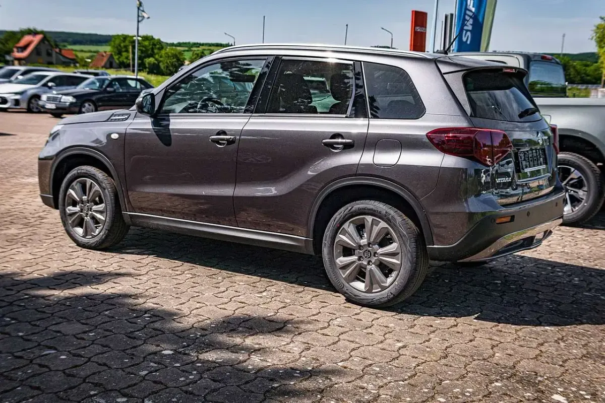 Neu Suzuki Vitara Comfort 110 PS (80 kW) 2026 Titan dark gray metallic SUV