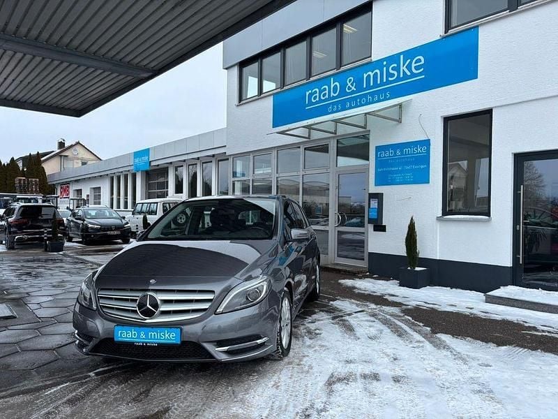 Grau Gebraucht 2013 Mercedes B200 Van / Kleinbus | 11.490 € (Guter Preis) - Bild 1/4