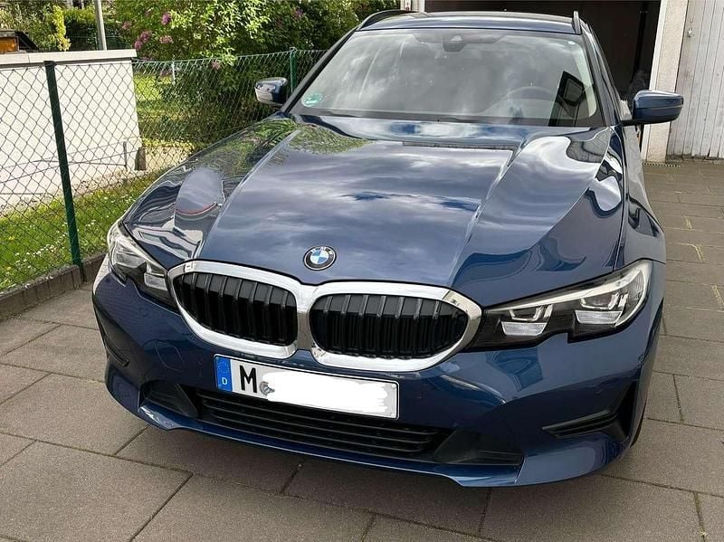Blau Gebraucht 2021 BMW 318 Advantage Kombi | 24.500 € (Guter Preis) - Bild 1/4