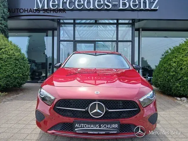 Gebraucht Mercedes A200 Progressive 163 PS (119 kW) 2023 Patagonienrot  lack (metallic) Kleinwagen