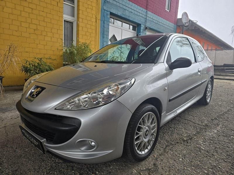 Gebraucht Peugeot 206 60 PS (44 kW) 2010 Silberpolar Kleinwagen