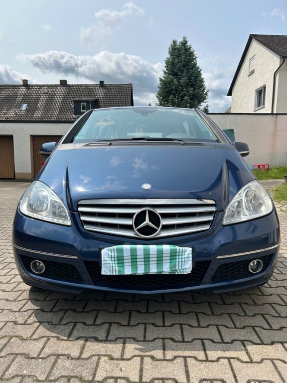 Blau Gebraucht 2011 Mercedes A160 Van / Kleinbus | 2.790 € (Fairer Preis) - Bild 1/4