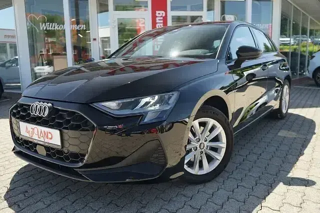 Gebraucht Audi A3 Sport 116 PS (85 kW) 2025 Schwarz Limousine