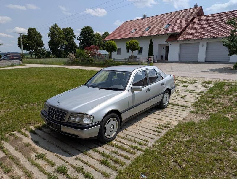Silber Gebraucht 1997 Mercedes C200 Limousine | 2.100 € (Superpreis) - Bild 1/4