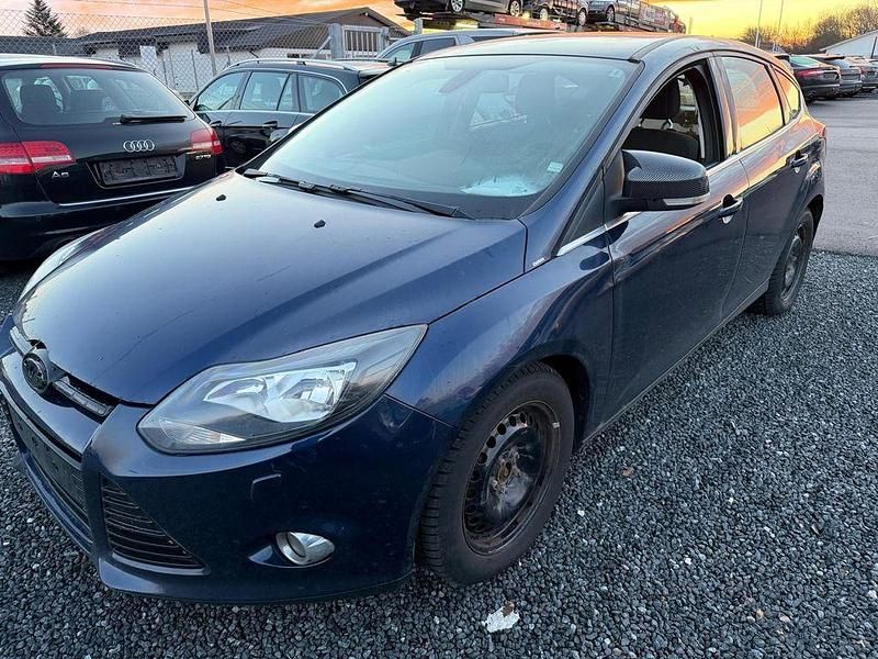 Gebraucht Ford Focus Titanium 105 PS (77 kW) 2012 Blau Limousine
