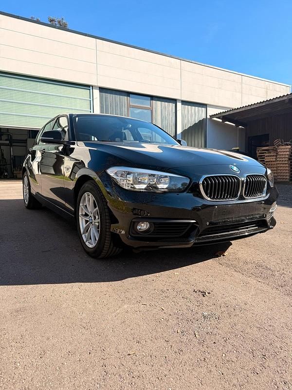 Schwarz Gebraucht 2018 BMW 118 Advantage Kleinwagen | 12.400 € (Guter Preis) - Bild 1/4