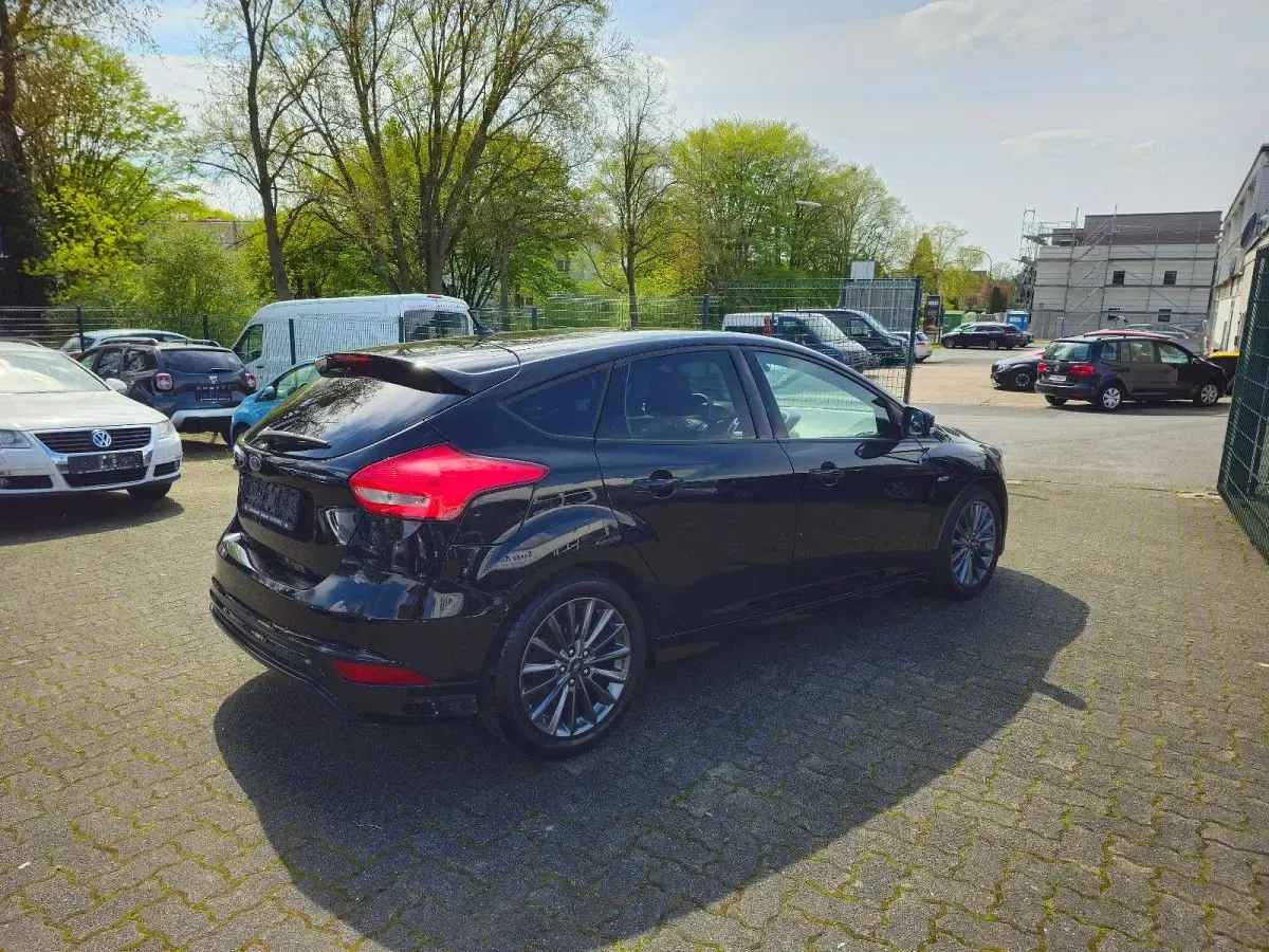 Gebraucht Ford Focus ST-Line 125 PS (91 kW) 2016 Schwarz Limousine