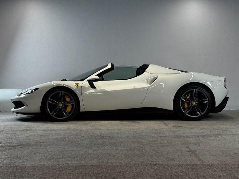 Gebraucht Ferrari 296 143 PS (105 kW) 2025 Weiß Cabrio