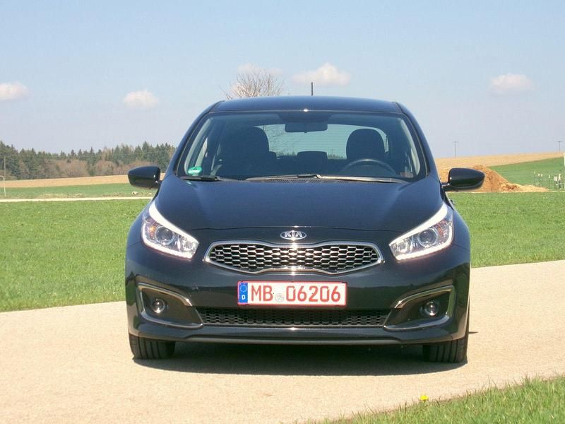 Usado Kia Ceed 99 HP (72 kW) 2017 Preto Citadino