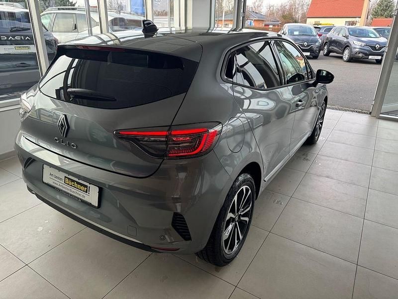 Neu Renault Clio V 91 PS (66 kW) 2026 Grau Limousine