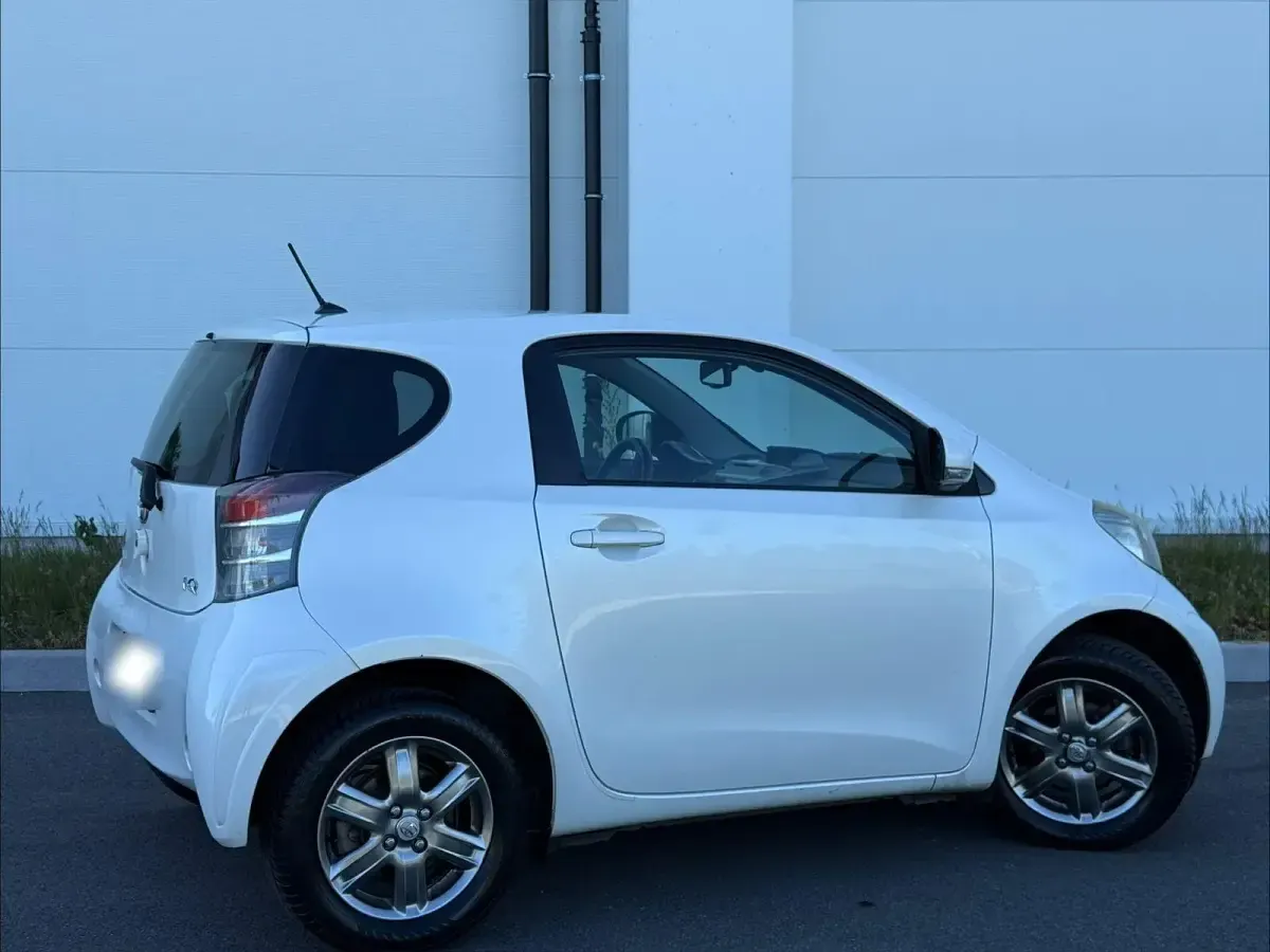 Second-hand Toyota iQ 90 CP (66 kW) 2009 Alb Hatchback
