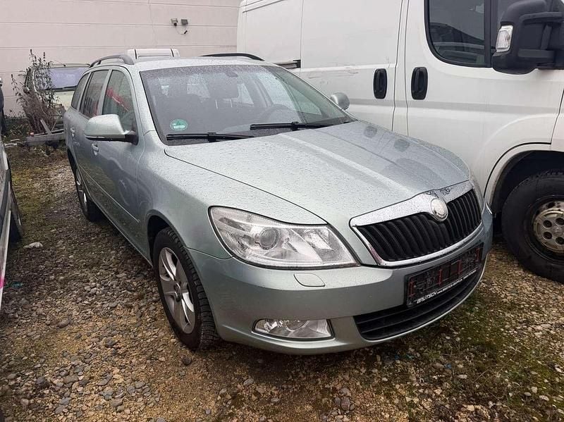 Arcticgr}n metallic Gebraucht 2009 Skoda Octavia Elegance Kombi | 2.550 € (Fairer Preis) - Bild 1/4