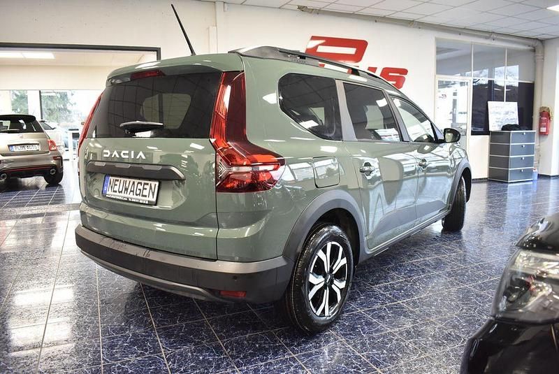 Gebraucht Dacia Jogger Expression 141 PS (103 kW) 2023 Moton lichen kaki Van / Kleinbus