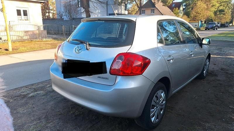 Gebraucht Toyota Auris 97 PS (71 kW) 2009 Silber Kleinwagen