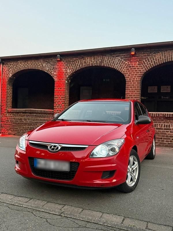 Rot Gebraucht 2009 Hyundai i30 Kleinwagen | 2.900 € (Fairer Preis) - Bild 1/4