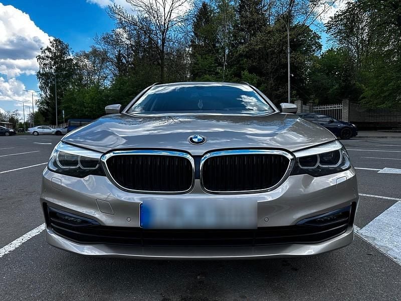 Silber Gebraucht 2023 BMW 520 Sport Line Kombi | 22.400 € (Superpreis) - Bild 1/4