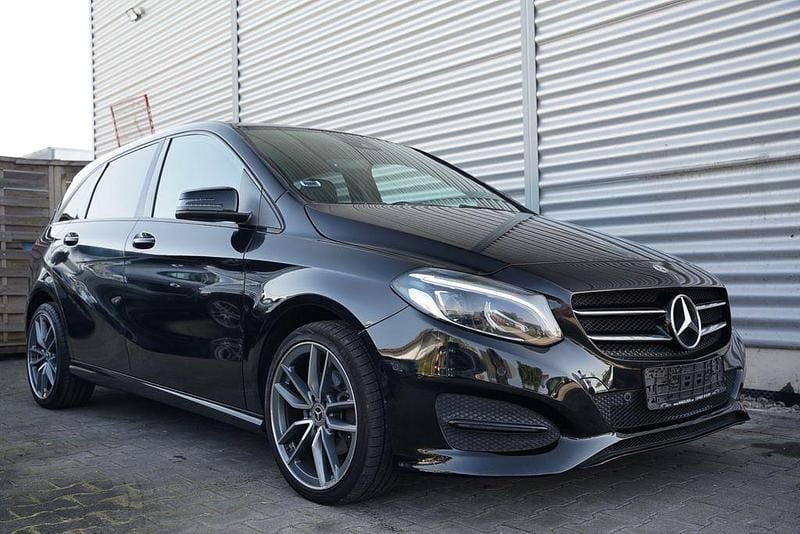 Schwarz Gebraucht 2018 Mercedes B200 AMG Van / Kleinbus | 13.900 € (Superpreis) - Bild 1/4
