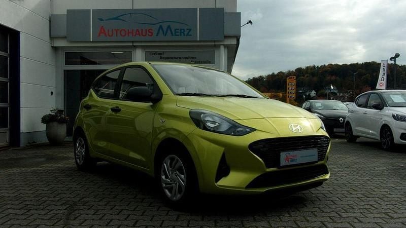 Neu Hyundai i10 Comfort 63 PS (46 kW) 2025 Gelb Kleinwagen