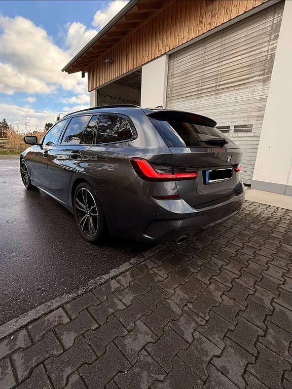 Grau Gebraucht 2019 BMW 330 M Sport Kombi | 29.700 € (Fairer Preis) - Bild 1/4