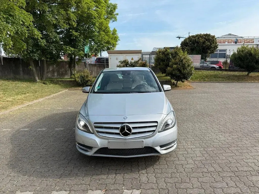 Gebraucht Mercedes B200 156 PS (114 kW) 2014 Silber Van / Kleinbus