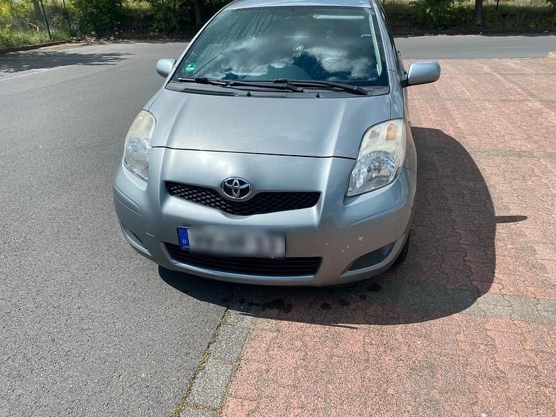 Grau Gebraucht 2009 Toyota Yaris Limousine | 2.700 € (Fairer Preis) - Bild 1/4