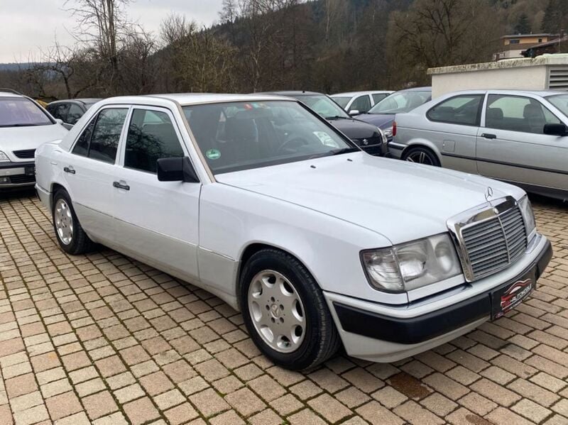 Weiß Gebraucht 1992 Mercedes E200 Limousine | 4.999 € - Bild 1/4
