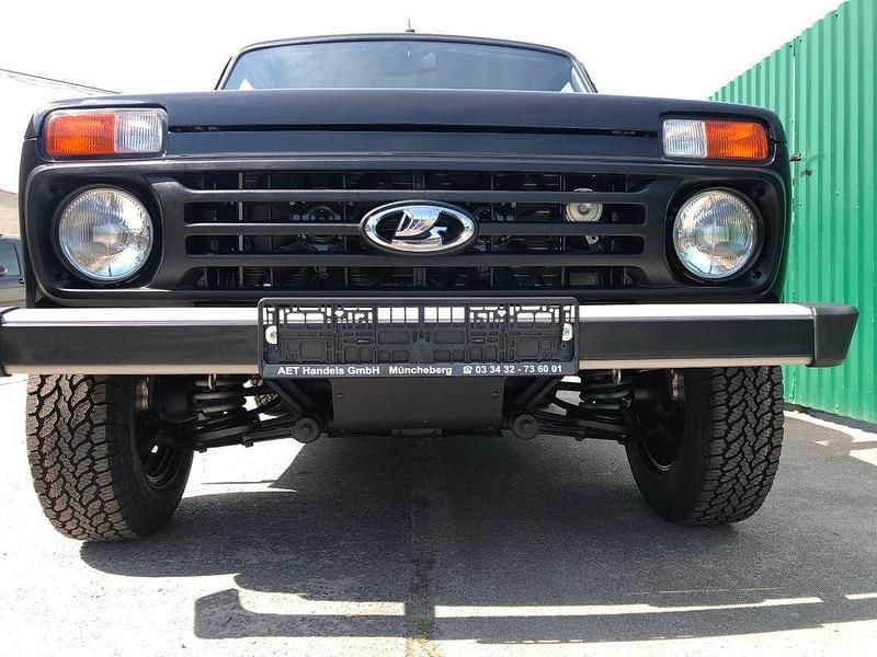 Neu Lada niva 83 PS (61 kW) 2026 Schwarz SUV