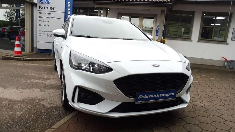 Frostweiß Gebraucht 2021 Ford Focus ST-Line Limousine | 19.900 € (Etwas zu teuer) - Bild 1/4