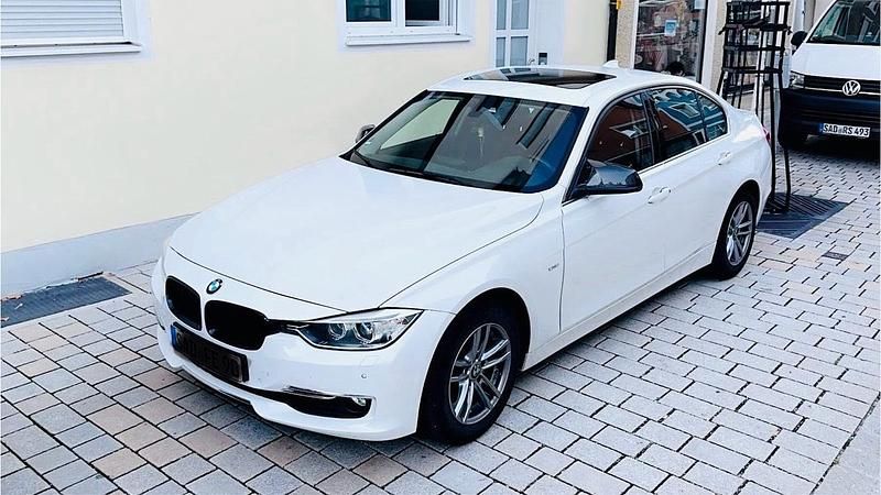 Weiß Gebraucht 2015 BMW 318 Limousine | 10.400 € (Fairer Preis) - Bild 1/4