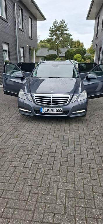 Grau Gebraucht 2011 Mercedes E220 Avantgarde Kombi | 6.500 € (Fairer Preis) - Bild 1/4