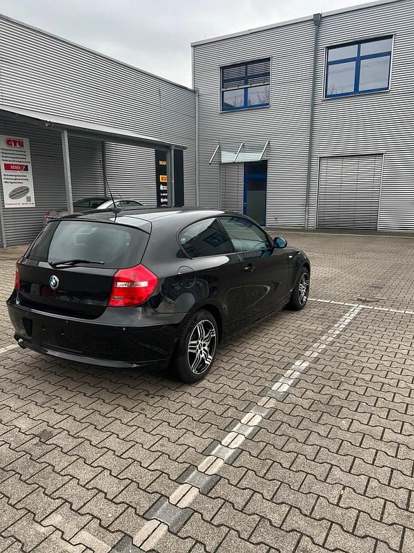 Gebraucht BMW 116 122 PS (89 kW) 2007 Schwarz Kleinwagen