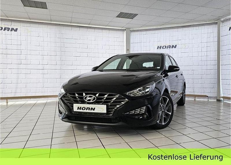 Gebraucht Hyundai i30 120 PS (88 kW) 2023 Phantom black / mic Kleinwagen
