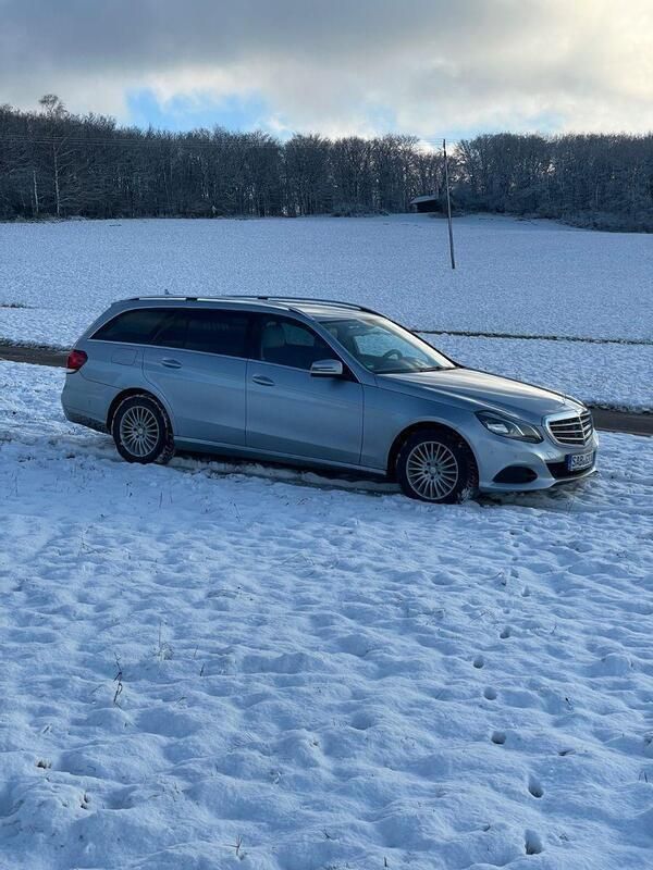 Blau Gebraucht 2015 Mercedes E200 Kombi | 14.490 € (Fairer Preis) - Bild 1/4