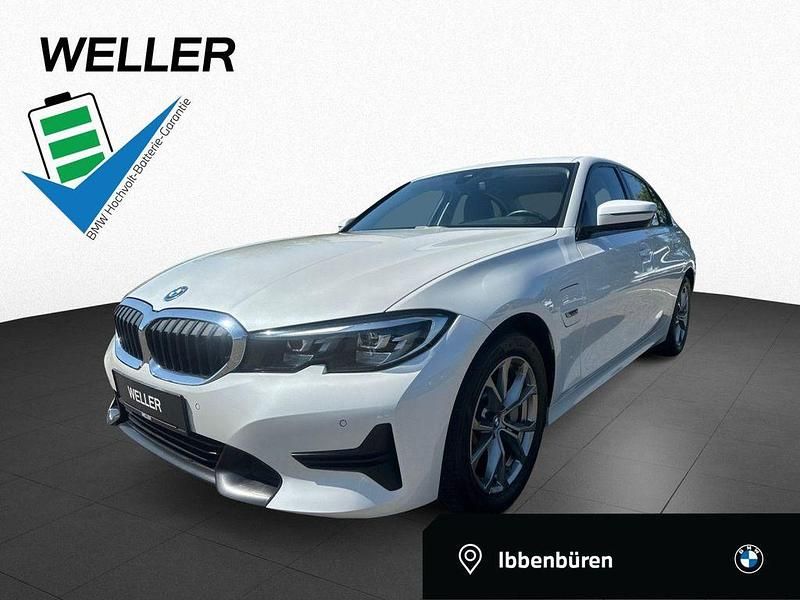 Mineralweiß (weiß) Gebraucht 2022 BMW 330e Shadowline Limousine | 29.980 € (Guter Preis) - Bild 1/4