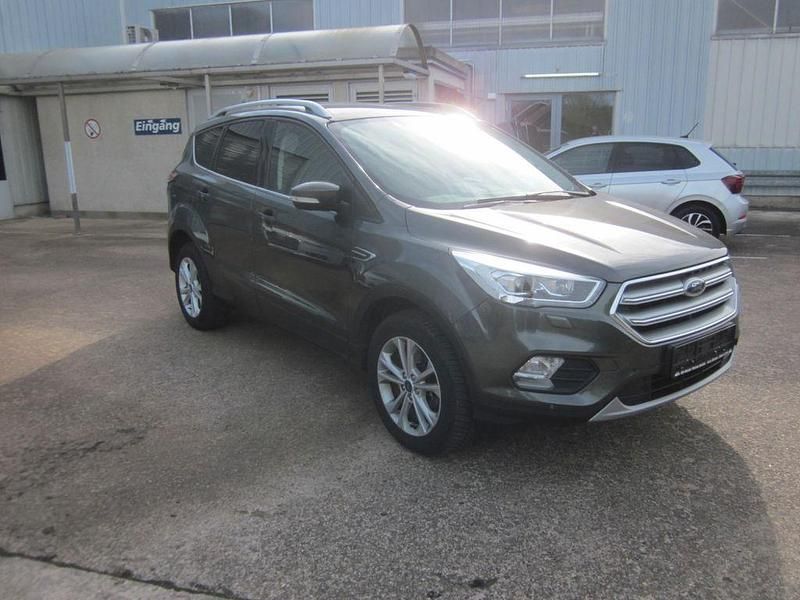 Gebraucht Ford Kuga Titanium 179 PS (131 kW) 2019 Grau SUV