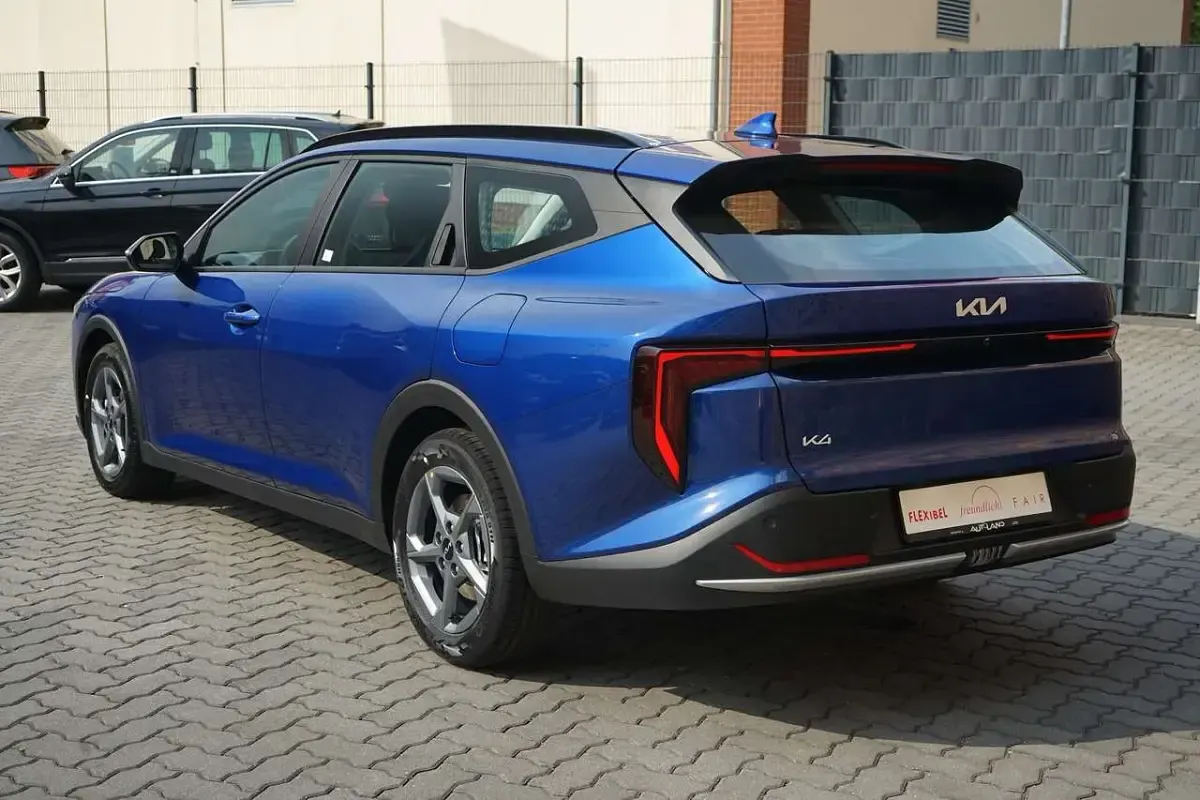 Neu Kia Ceed Sportswagon 150 PS (110 kW) 2026 Azurblaumet. Kombi
