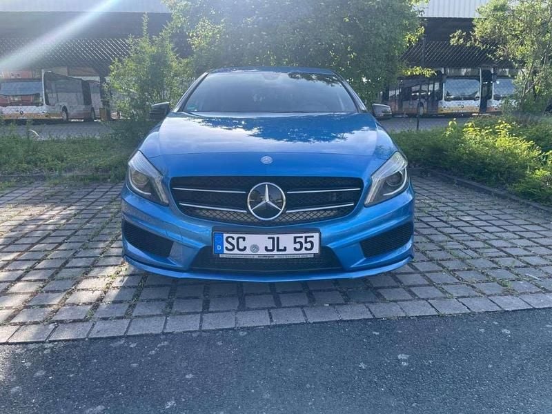 Blau Gebraucht 2013 Mercedes A180 AMG line Limousine | 7.000 € (Superpreis) - Bild 1/4