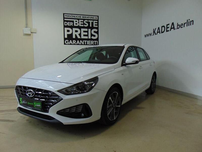 Gebraucht Hyundai i30 120 PS (88 kW) 2024 Atlas white / sol Limousine
