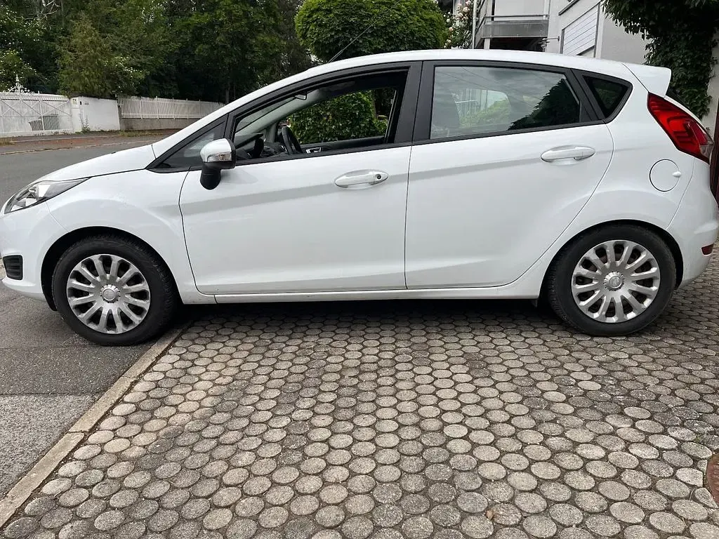 Gebraucht Ford Fiesta Trend 82 PS (60 kW) 2013 Weiß Limousine