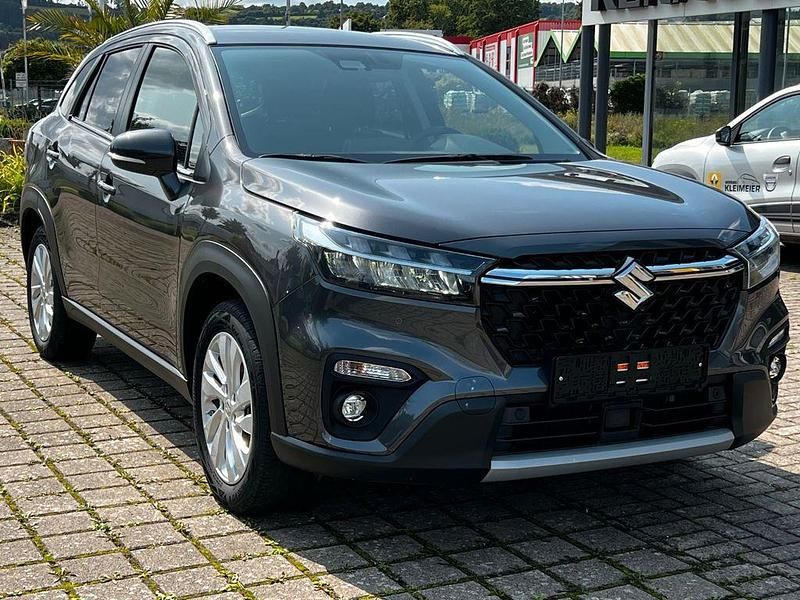 Grau Gebraucht 2023 Suzuki SX4 S-Cross Comfort+ SUV | 24.200 € (Guter Preis) - Bild 1/4